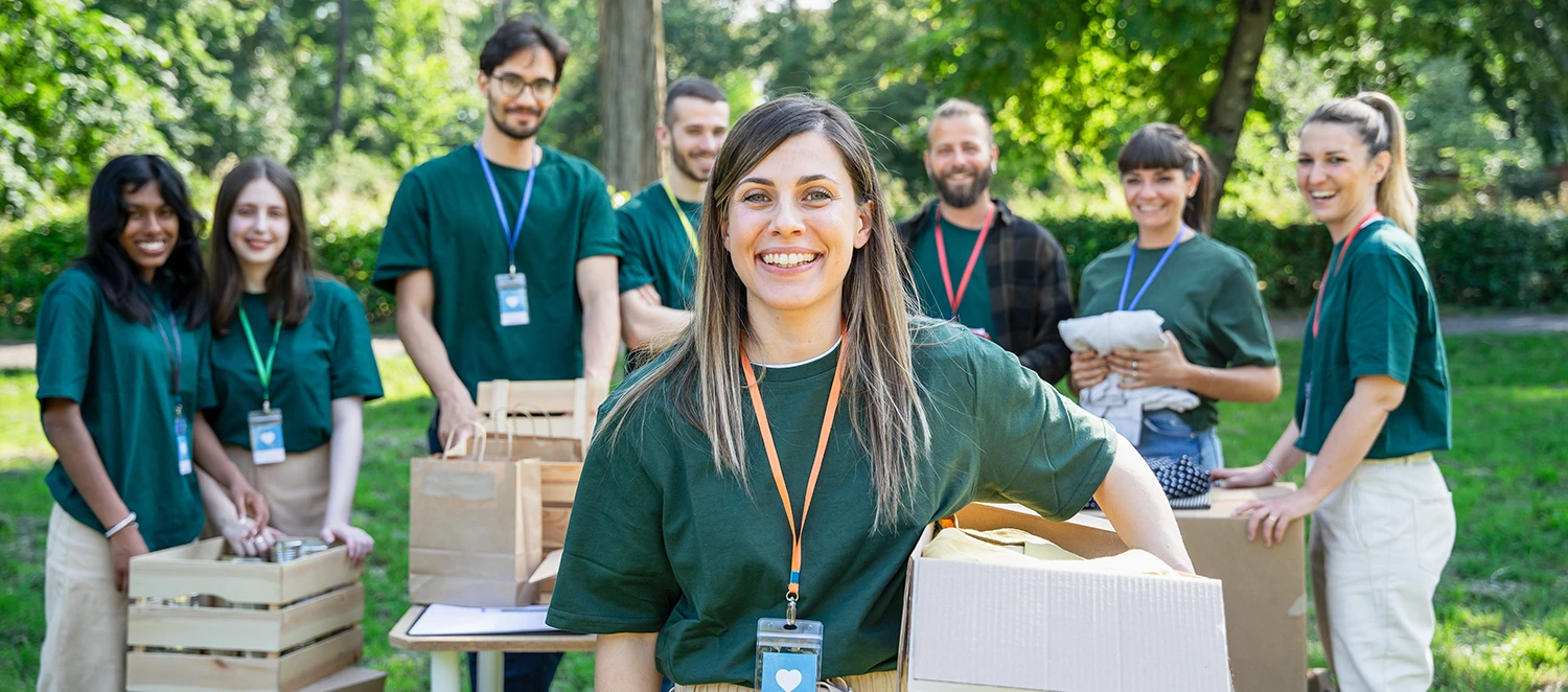Porträt einer Gruppe von Ehrenamtlichen beim Sammeln und Verteilen von Kleidung und Lebensmitteln für Bedürftige.